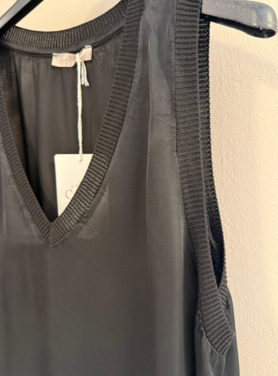 Top satinado escote pico acabado rib
