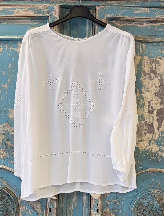 Blusa blanca detalle dibujos calados