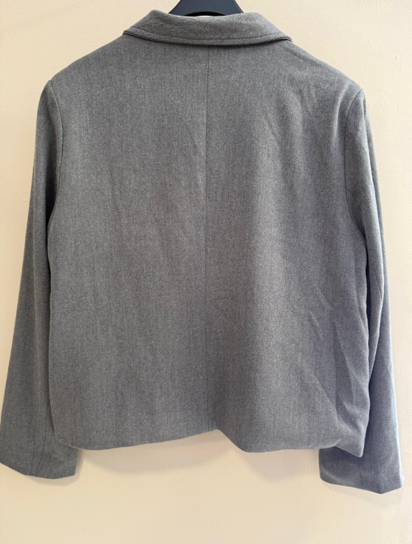 Chaqueta corta cruzada gris