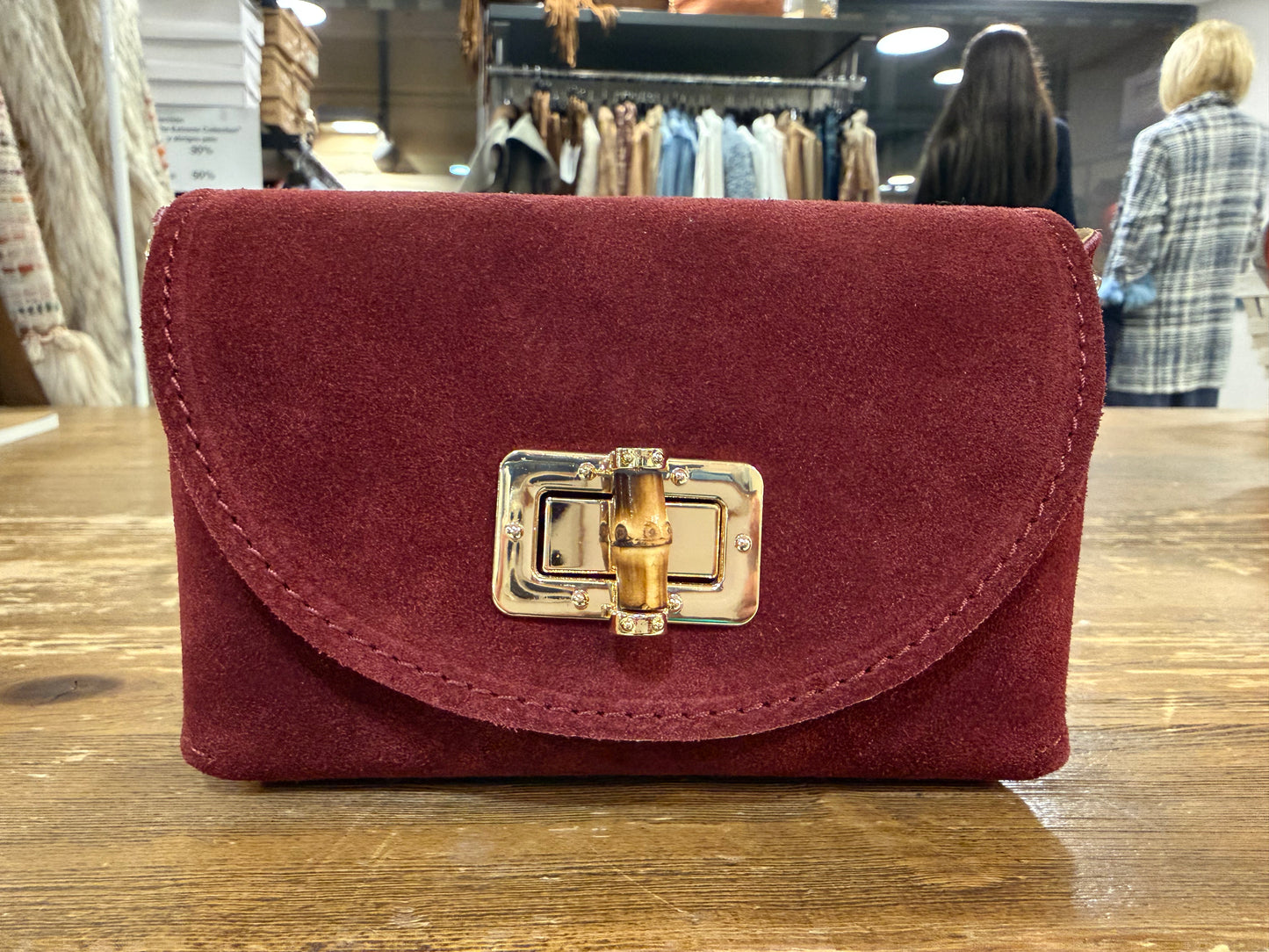 Mini Bolso de Piel con Cierre Dorado - Elegante y Compacto