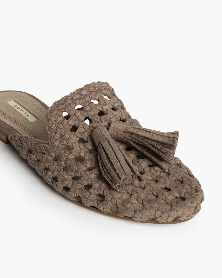 Mules Camel Textil Enrejillado con Borlones