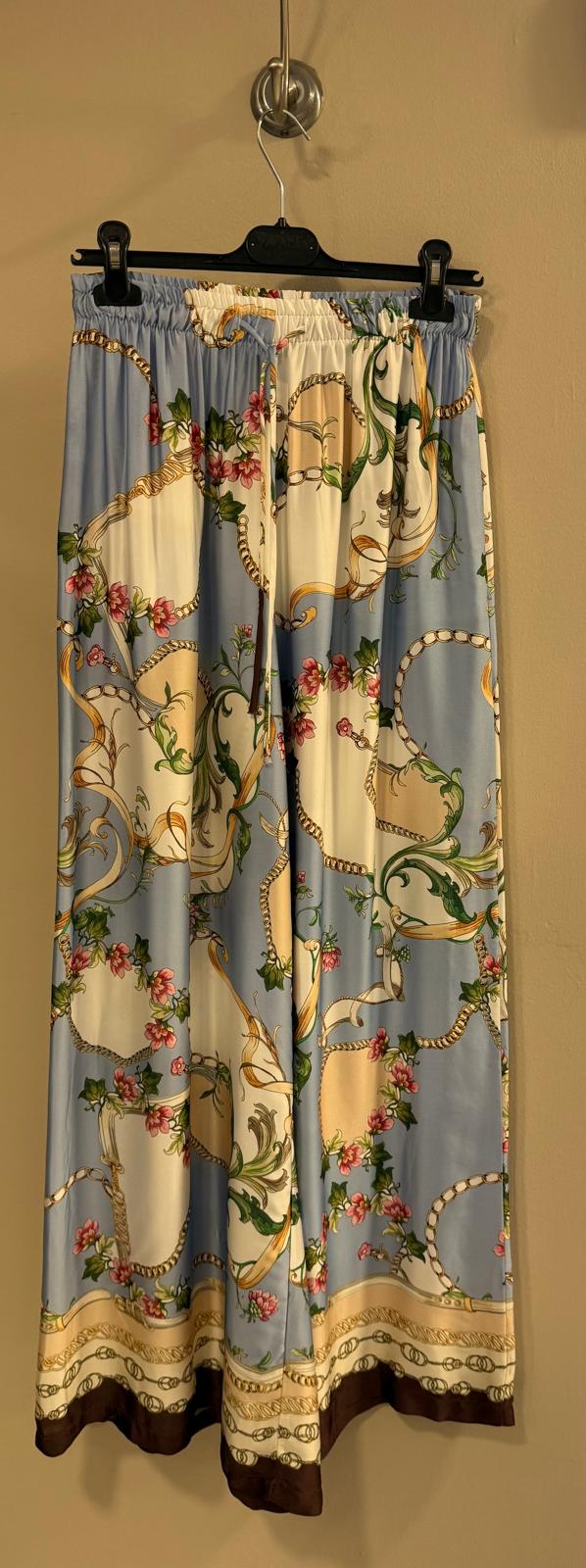 Pantalón satinado oriental floral cadenas