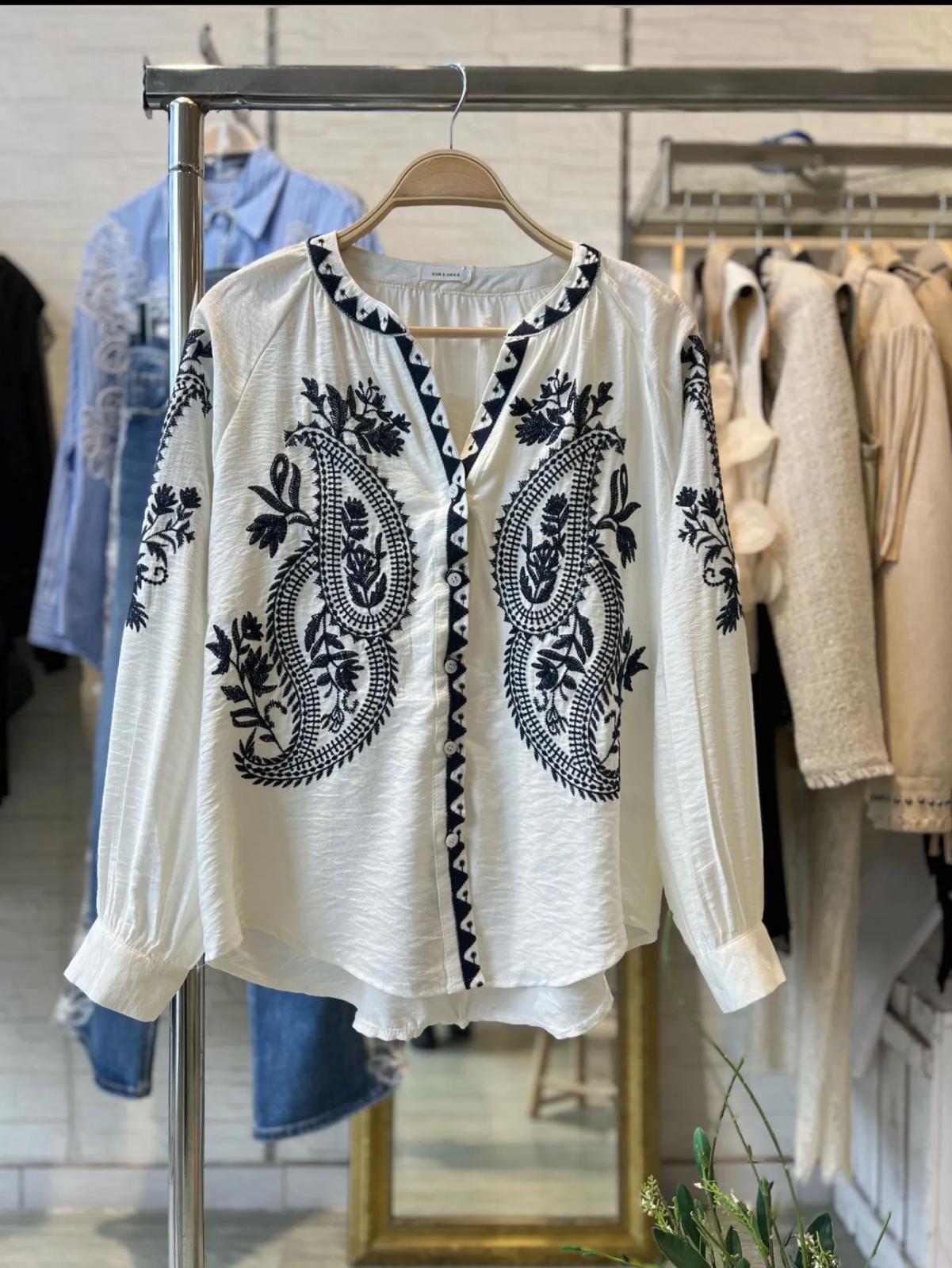 Camisa Bordada con Detalles Étnicos
