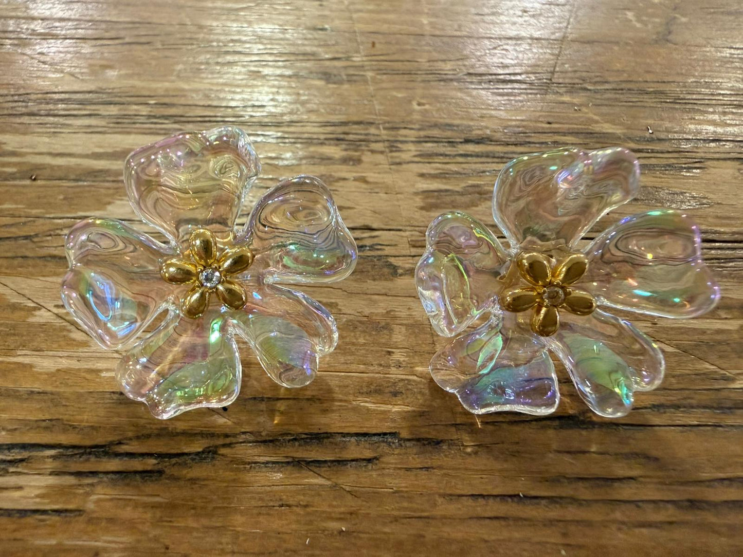 Pendientes Flor Iridiscente con Centro Metálico