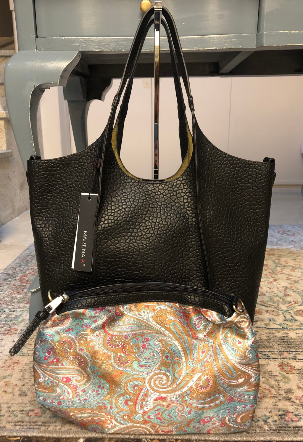 Bolso shopping negro ecopiel grabada “Martina K “