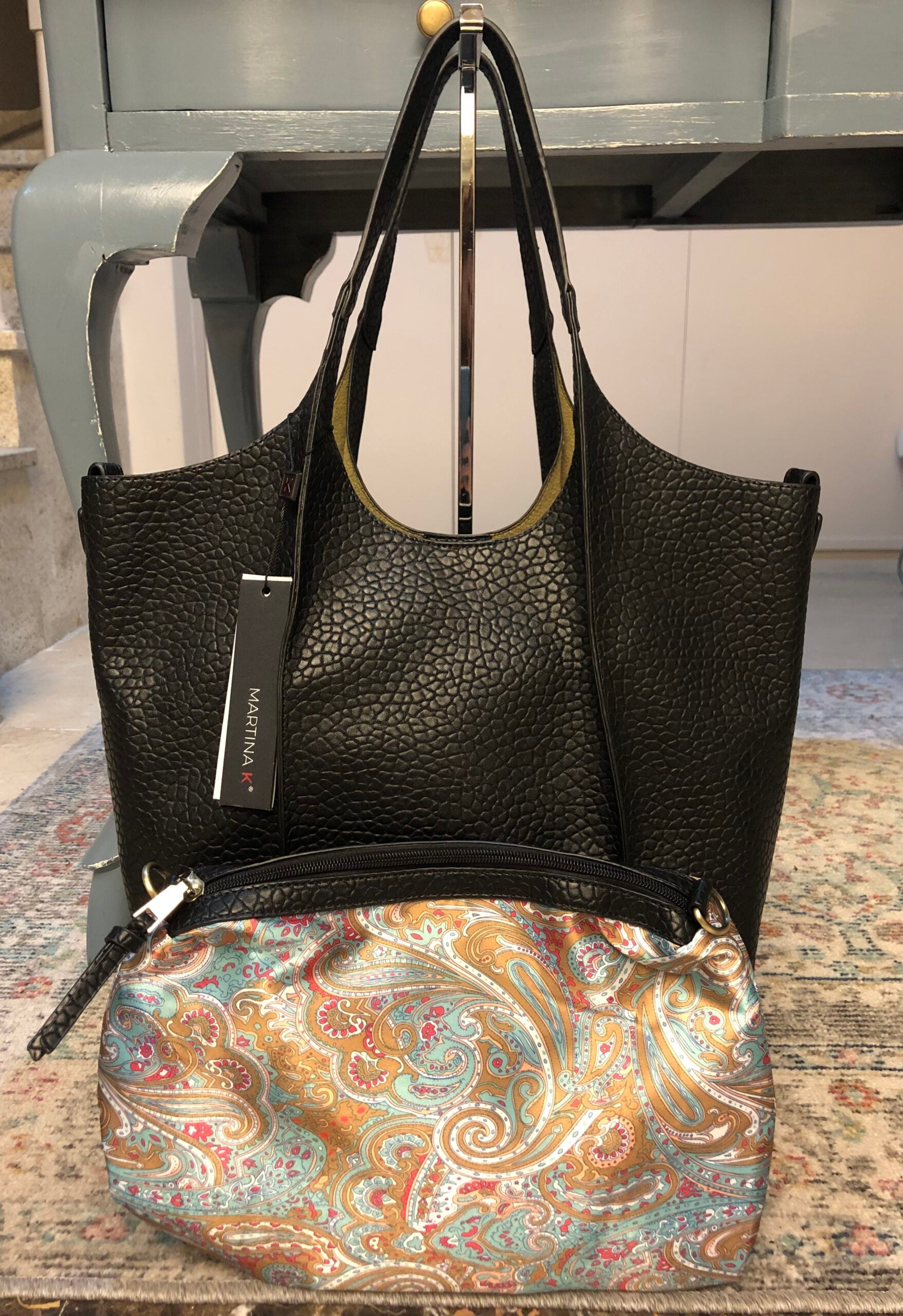 Bolso shopping negro ecopiel grabada “Martina K “