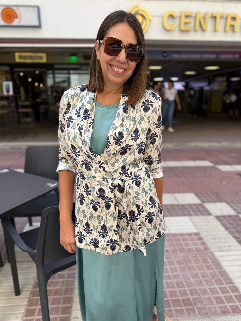 Blazer fluida satinada estampado floral doble botonadura DONDOLA