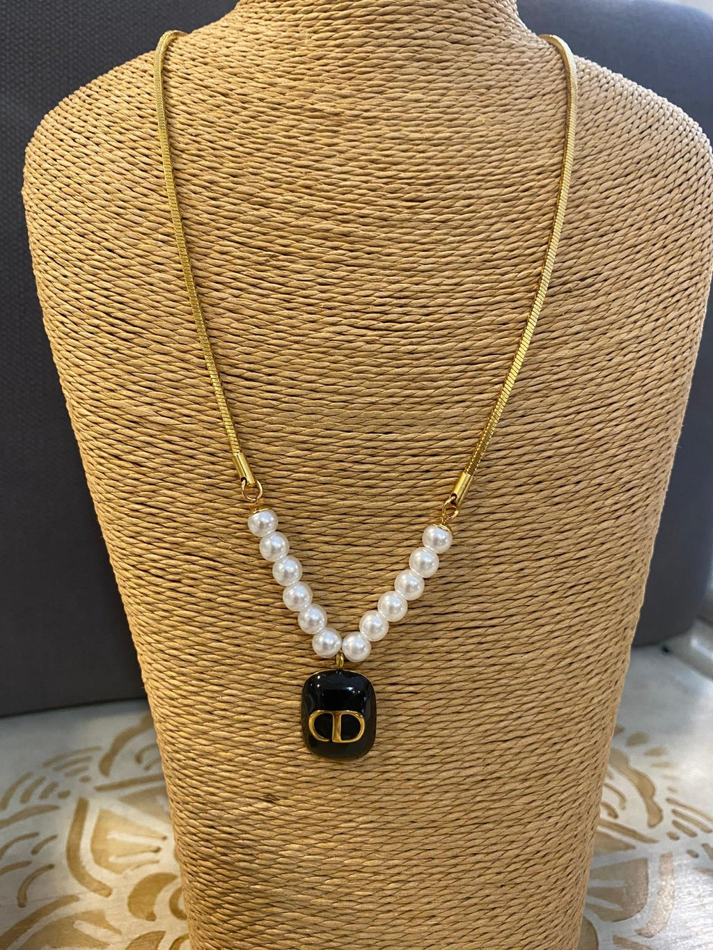 Collar CD combinado perlas pieza esmaltada DONDOLA