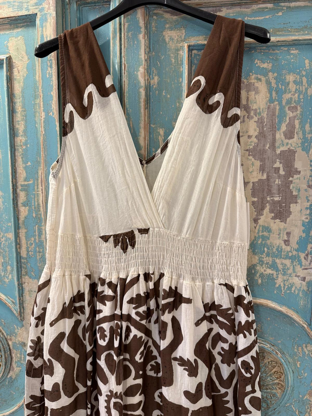 Vestido escote pico estampado chocolate DONDOLA