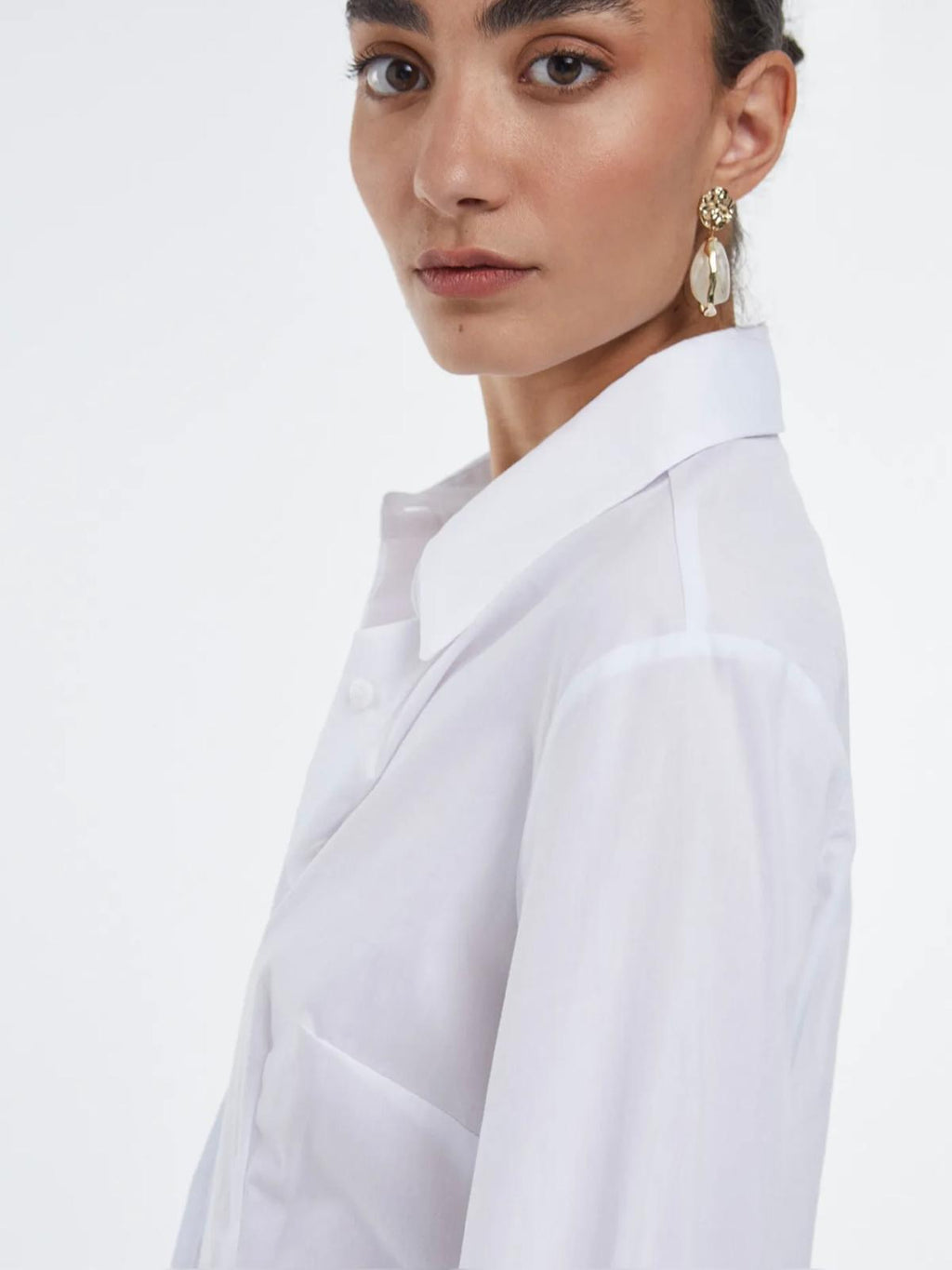 Camisa básica blanca entallada DONDOLA