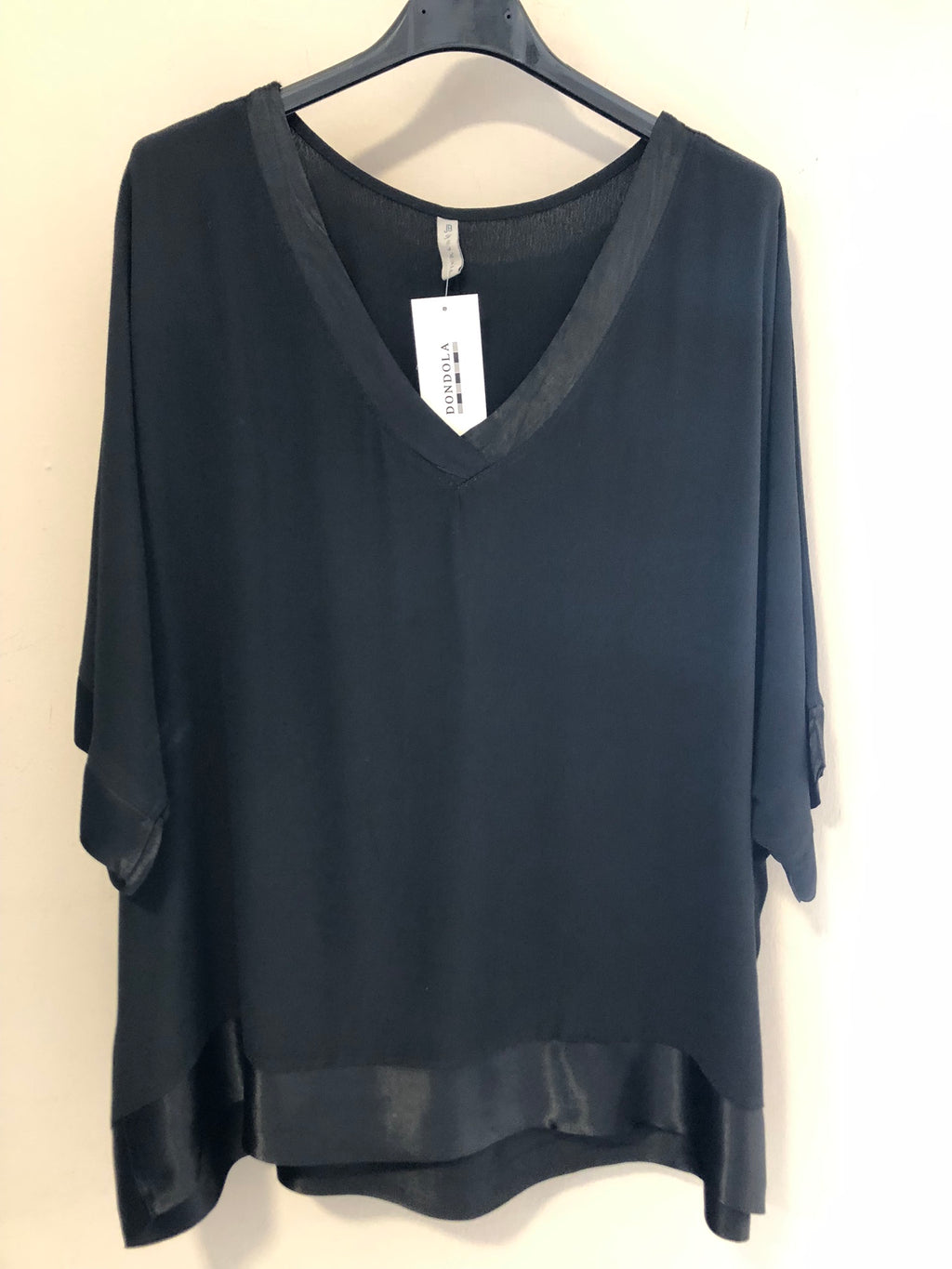 Blusa escote pico acabados satinados DONDOLA