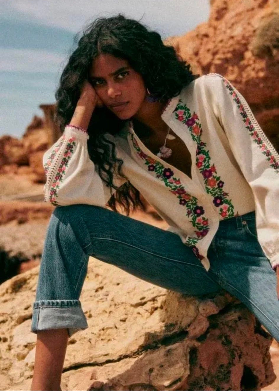 Camisa blanca algodón flores bordadas DONDOLA