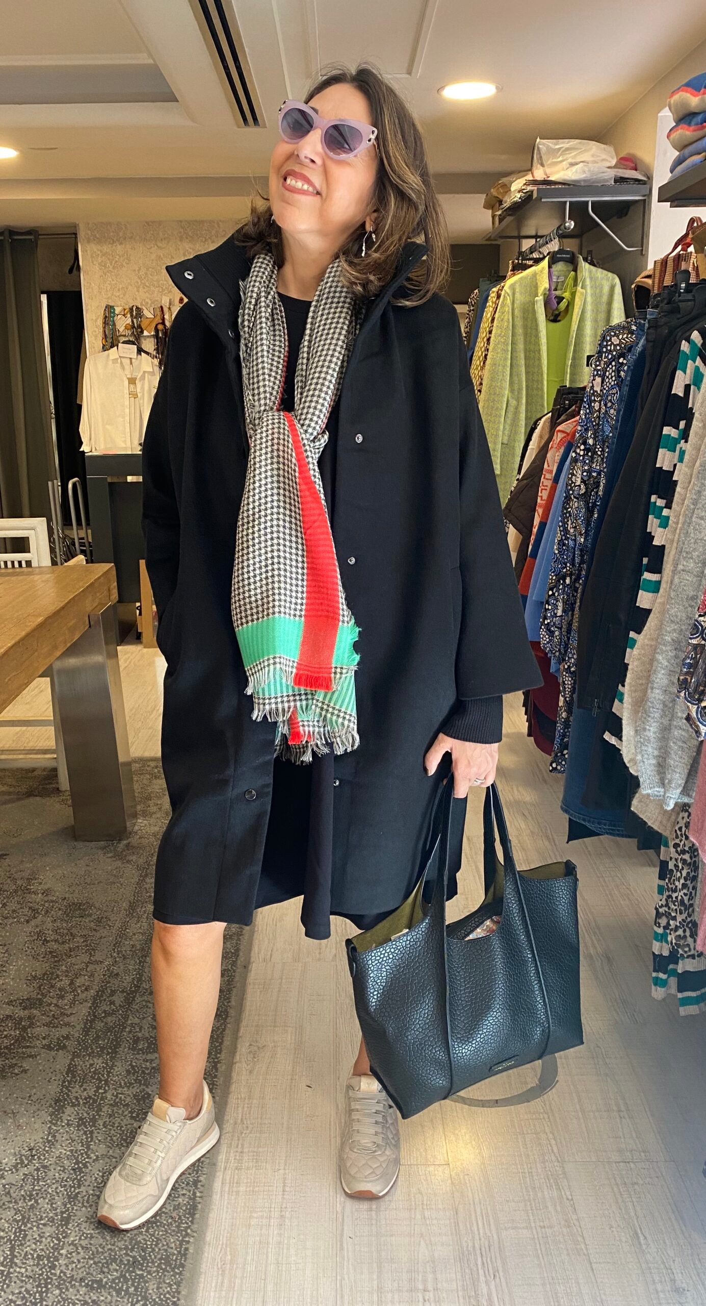 Bolso shopping negro ecopiel grabada “Martina K “