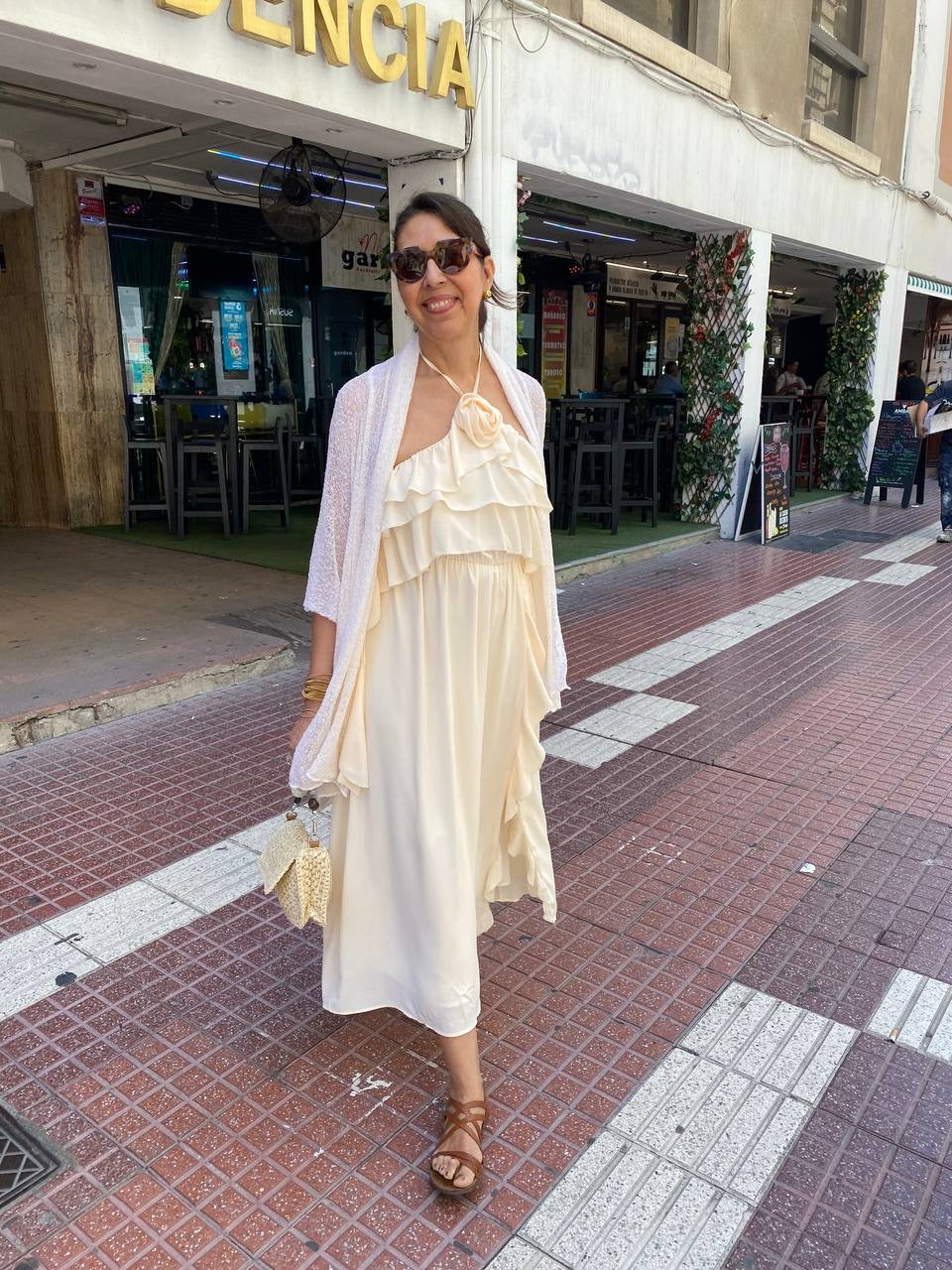 Vestido cuello halter flor y volantes DONDOLA