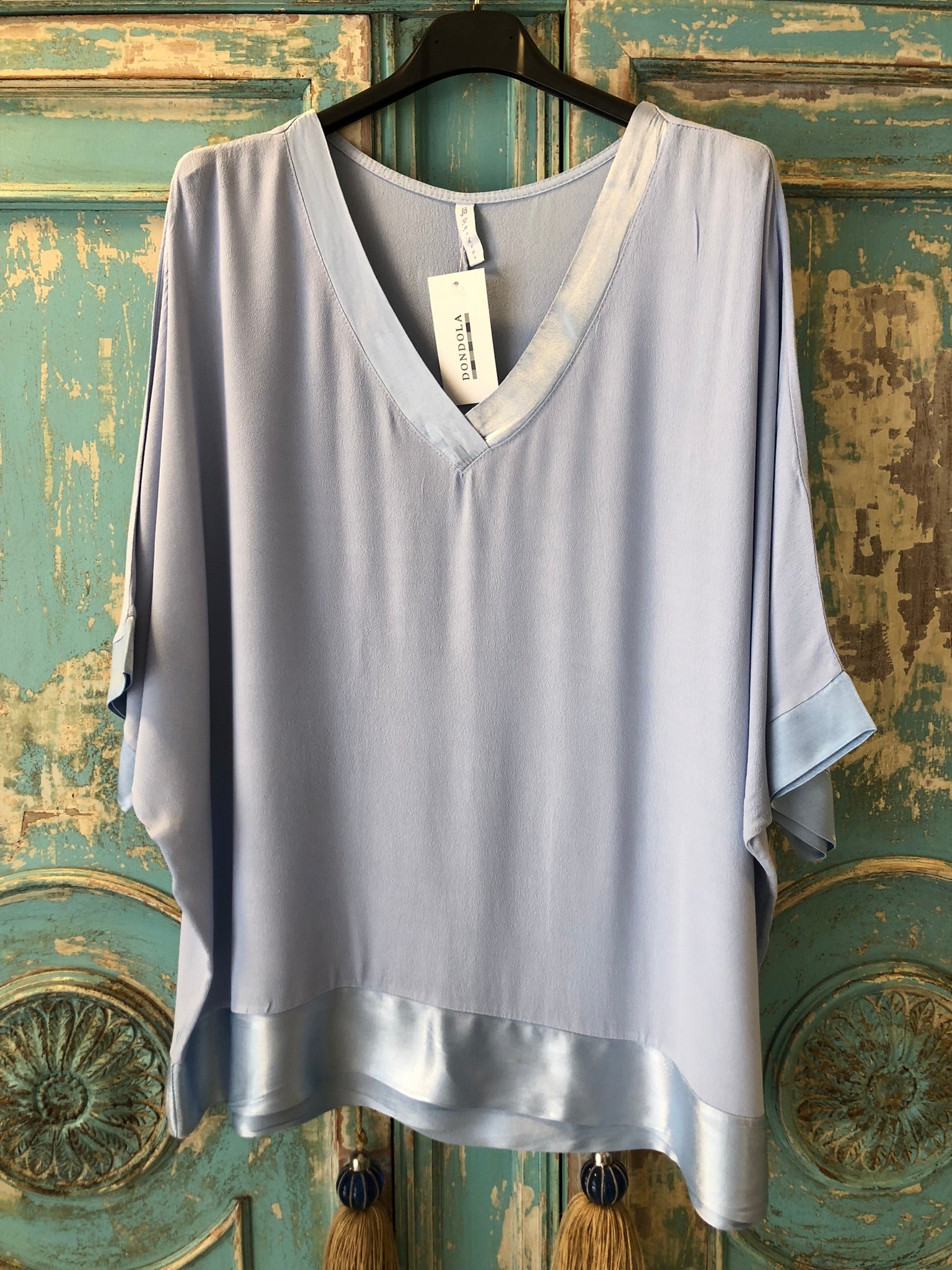 Blusa escote pico acabados satinados DONDOLA