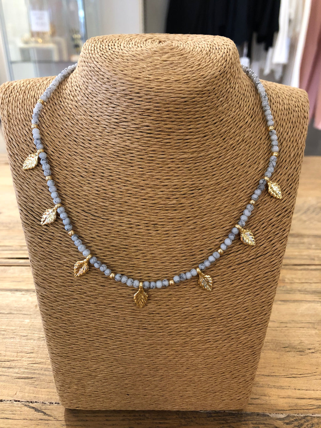 Collar corto tonos grises hojitas doradas “Alibey”