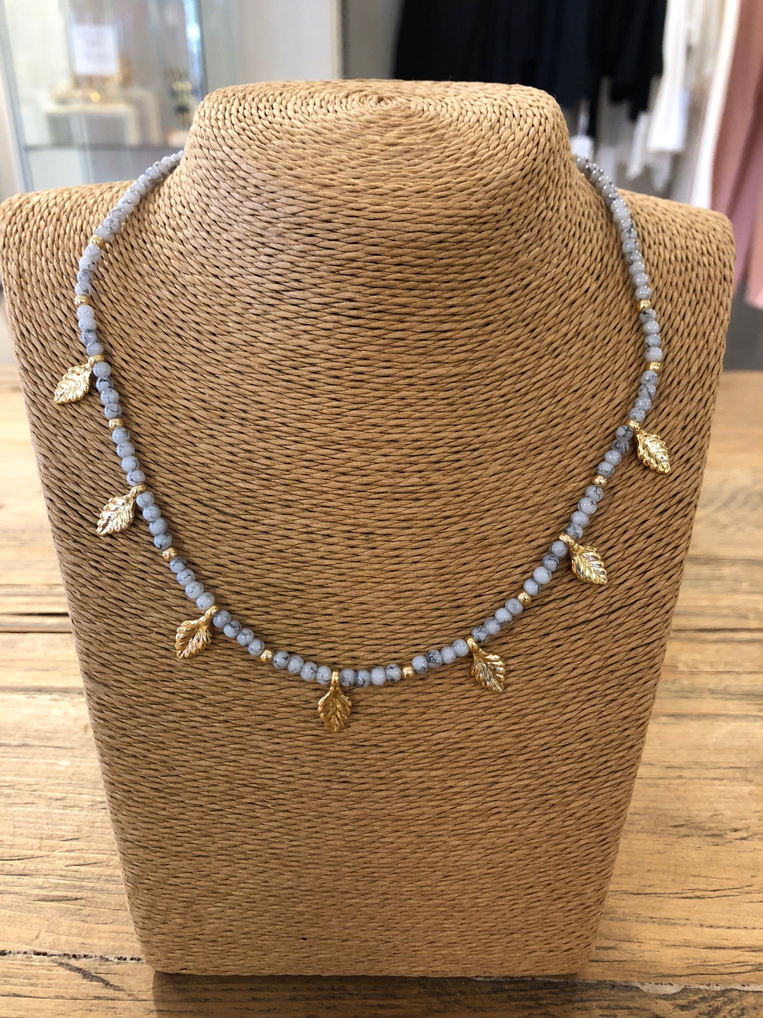 Collar corto tonos grises hojitas doradas “Alibey”