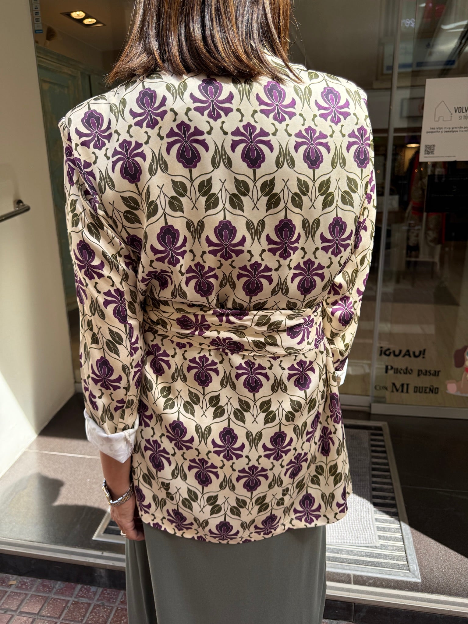 Blazer fluida satinada estampado floral doble botonadura DONDOLA