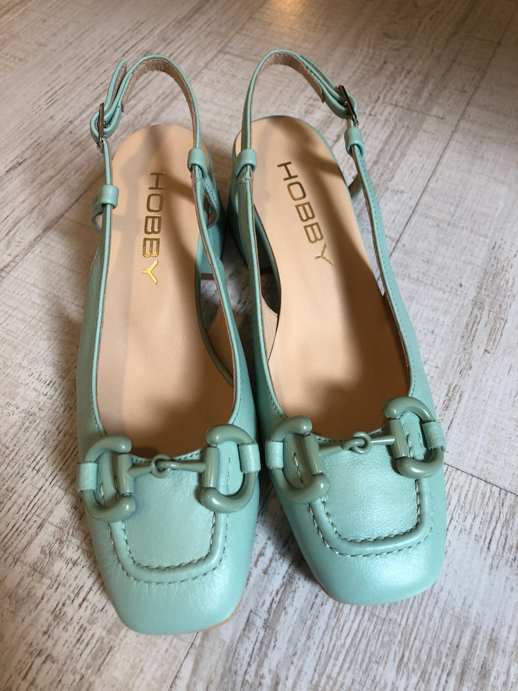 Salón piel tacón medio en verde agua “Hobby”