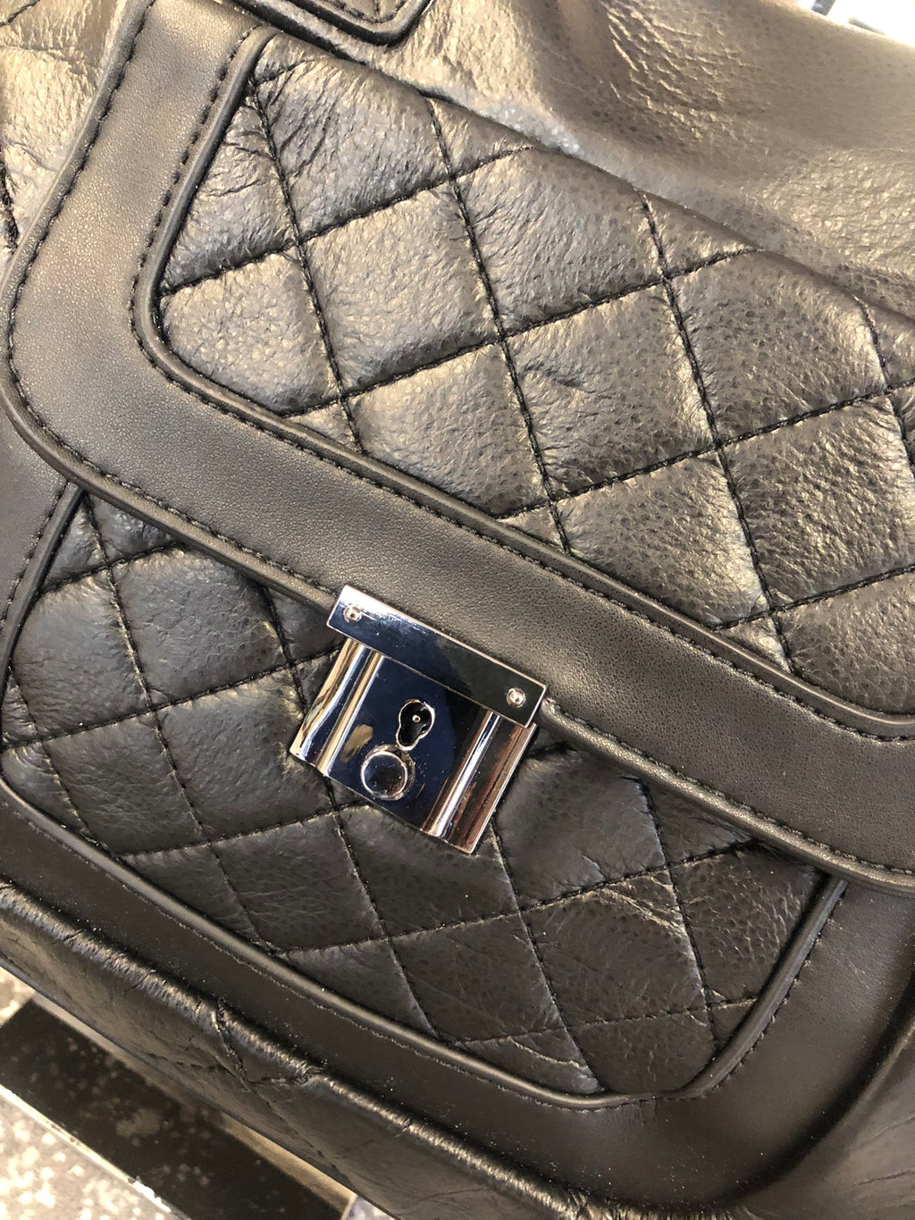 Bolso de mano negro acolchado bolsillo central “DONDOLA”