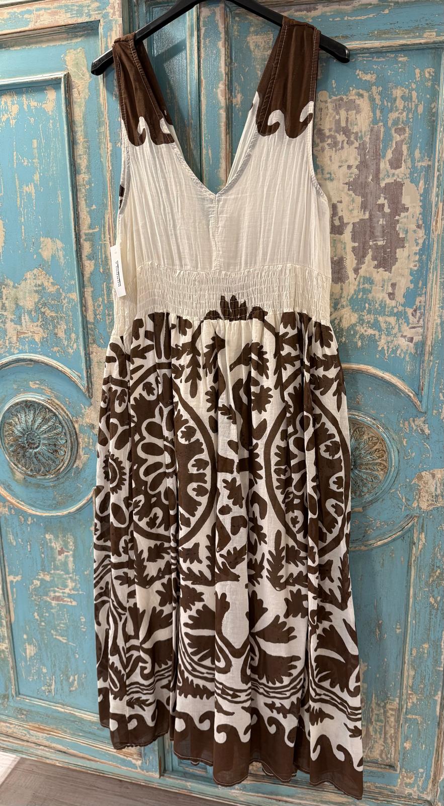 Vestido escote pico estampado chocolate DONDOLA