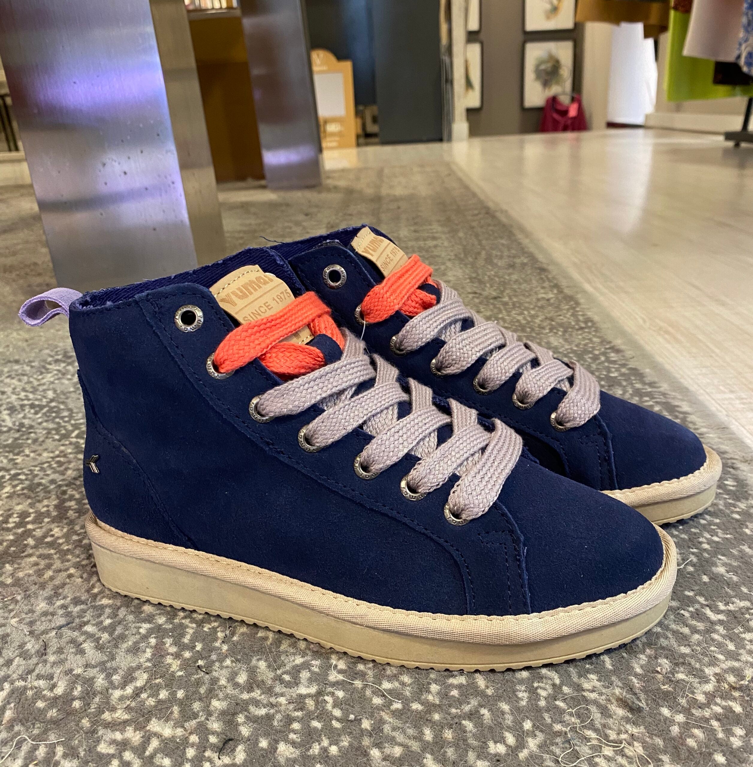 Deportiva botín piel serraje “Yumas”