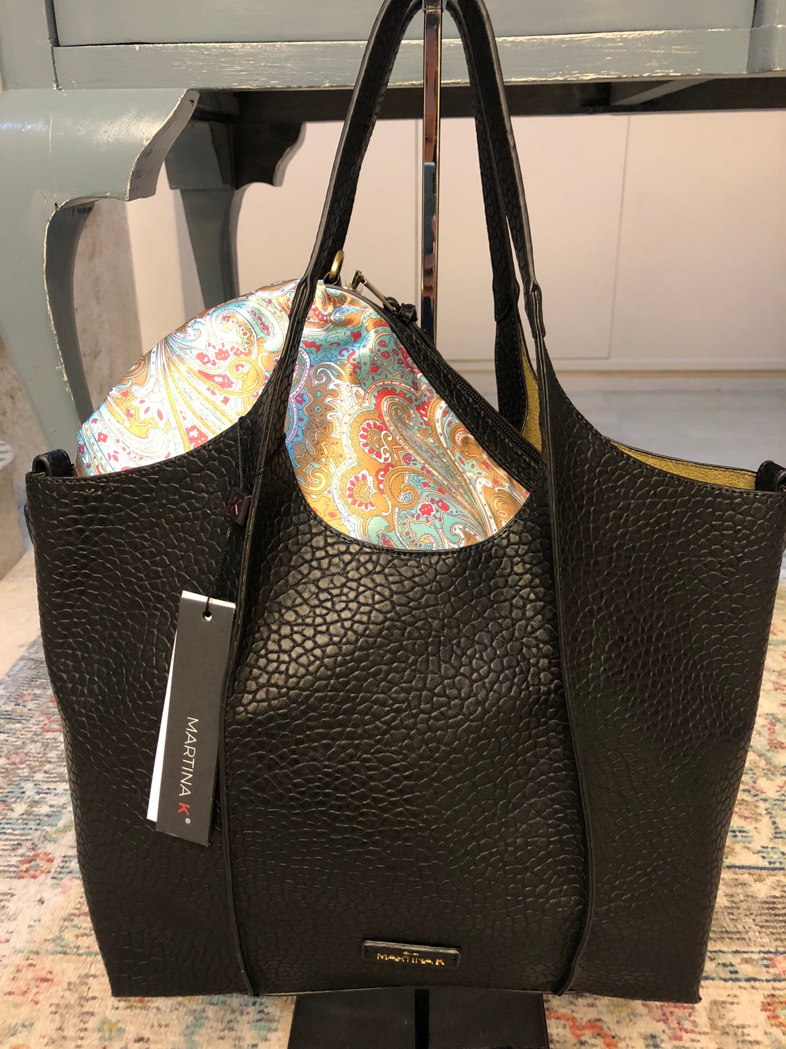 Bolso shopping negro ecopiel grabada “Martina K “