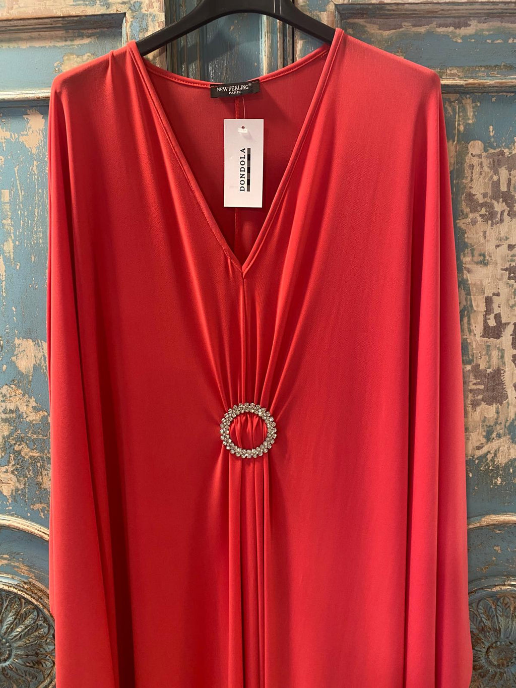 Vestido amplio coral broche brillos DONDOLA