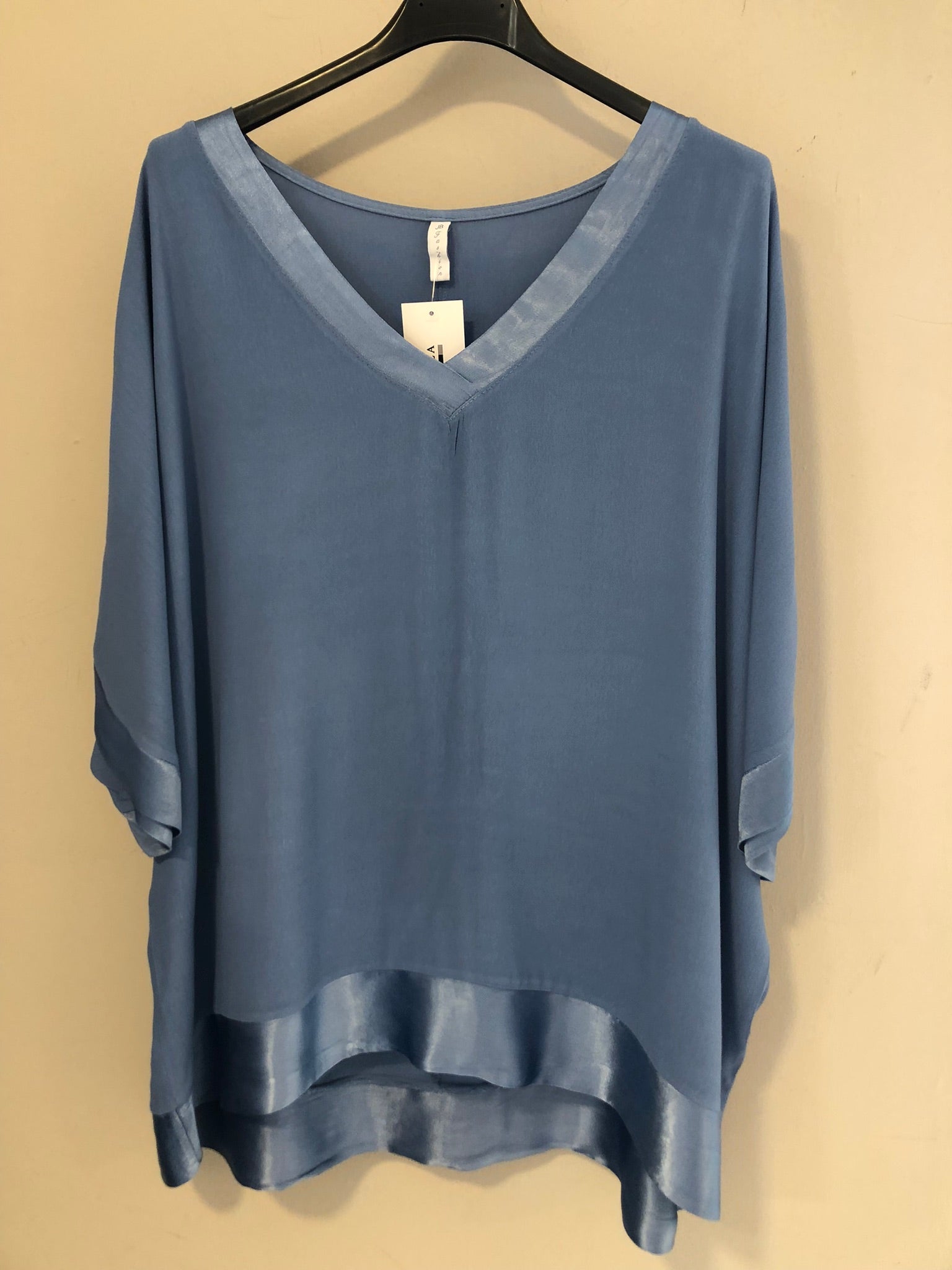 Blusa escote pico acabados satinados DONDOLA