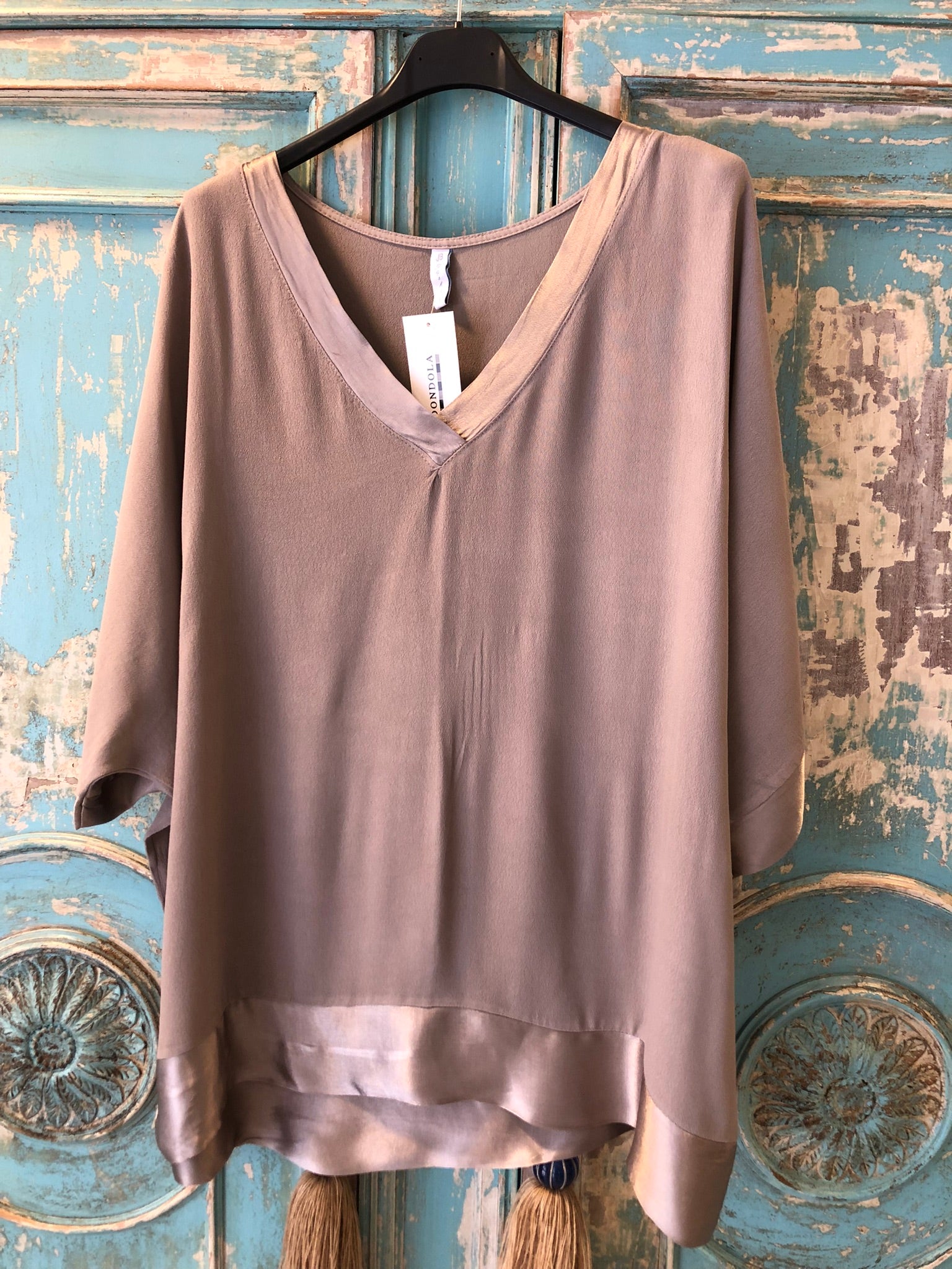 Blusa escote pico acabados satinados DONDOLA