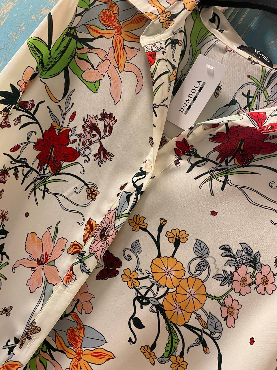 Camisa satinada fondo crudo print floral DONDOLA