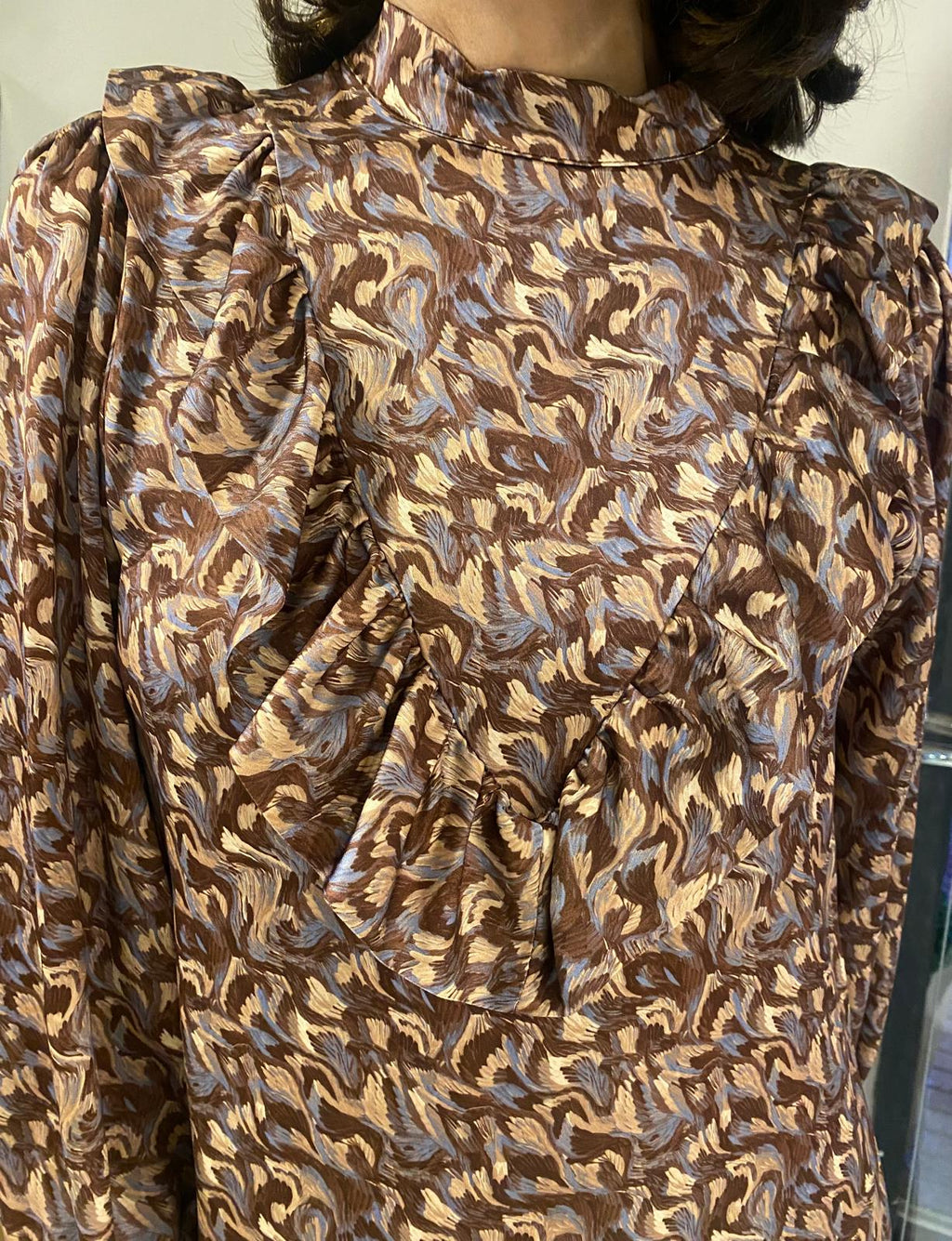 Vestido satinado tonos tierra volante frontal DONDOLA