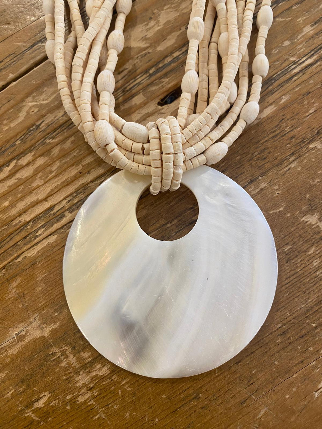 Collar varías vueltas pieza circular nácar DONDOLA