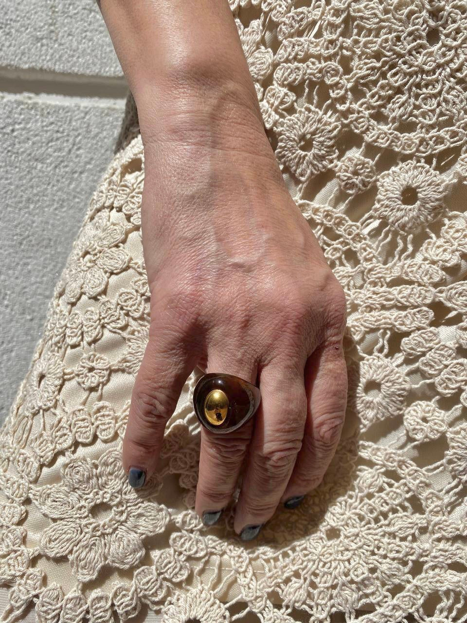 Anillo resina pieza dorada DONDOLA