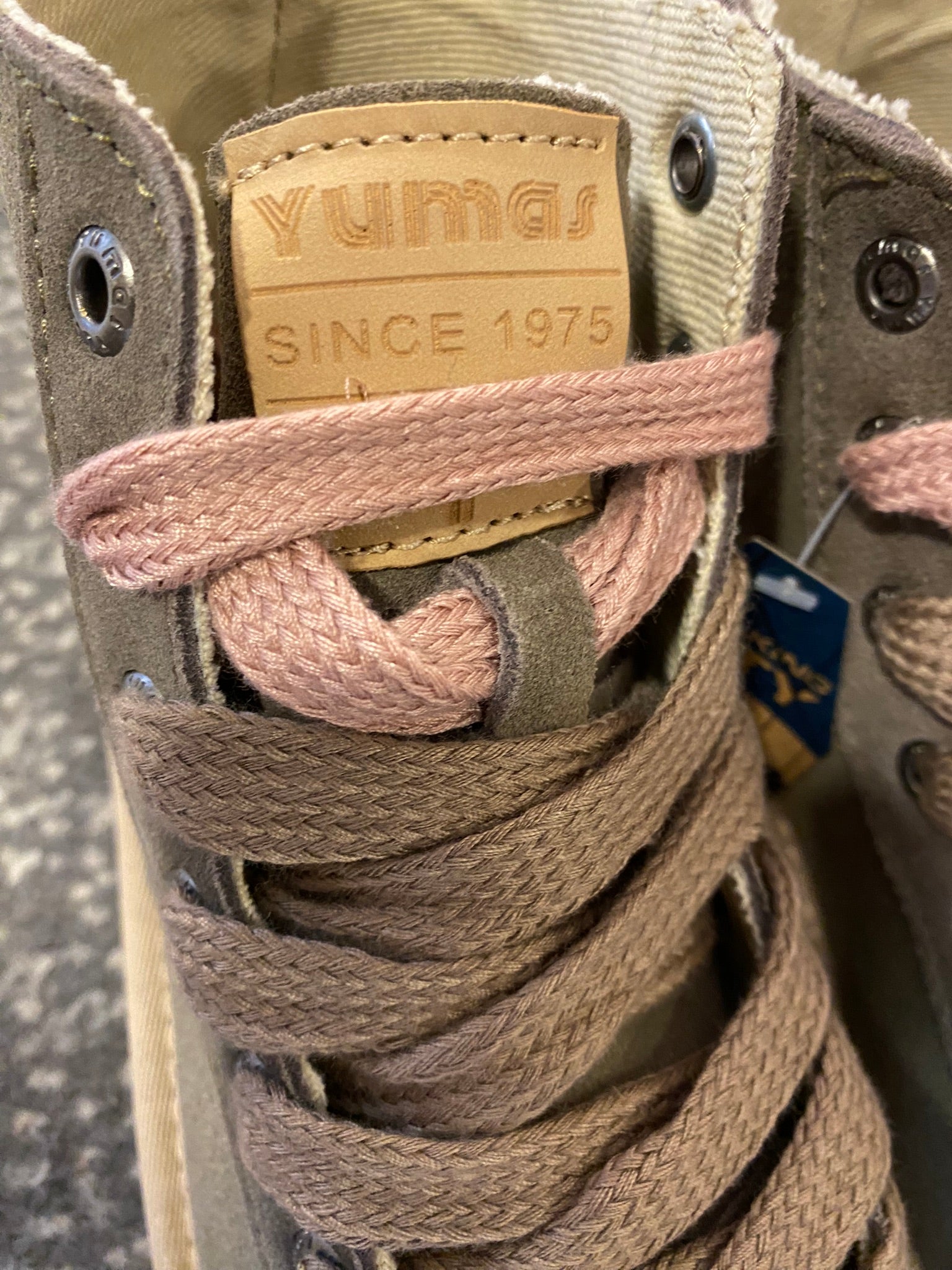 Deportiva botín piel serraje “Yumas”