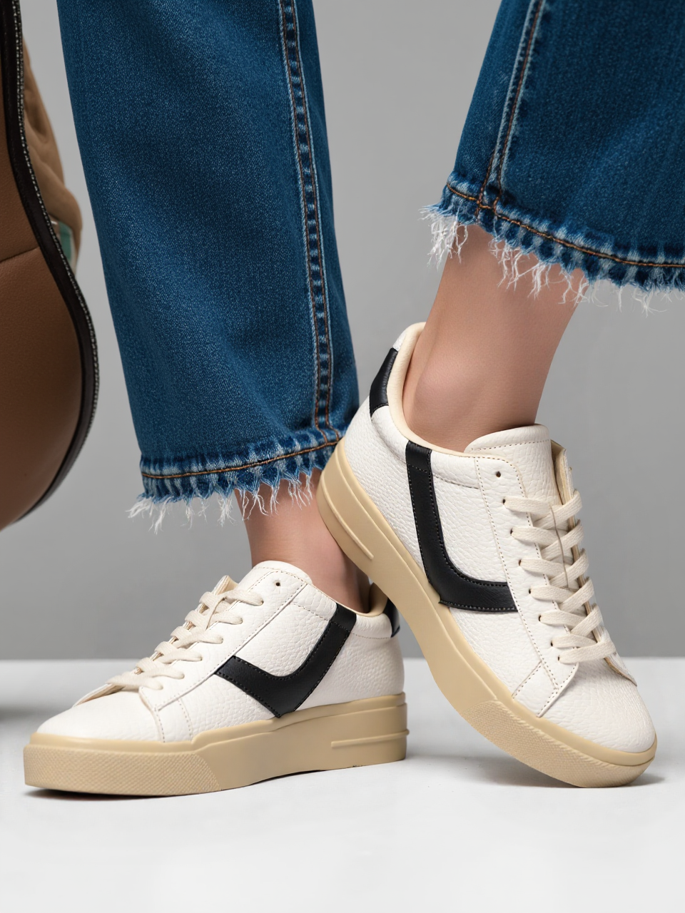Zapatillas Deportivas Blancas Banda Negra