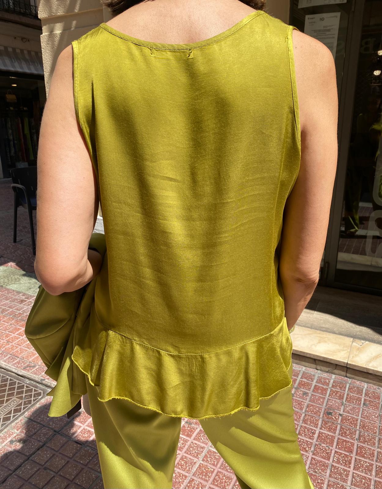 Top ligeramente satinado volante en el bajo DONDOLA