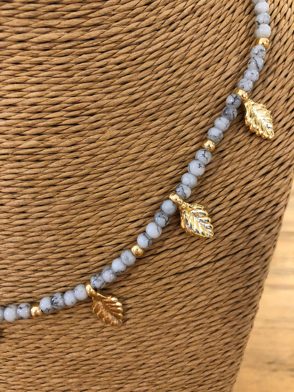 Collar corto tonos grises hojitas doradas “Alibey”