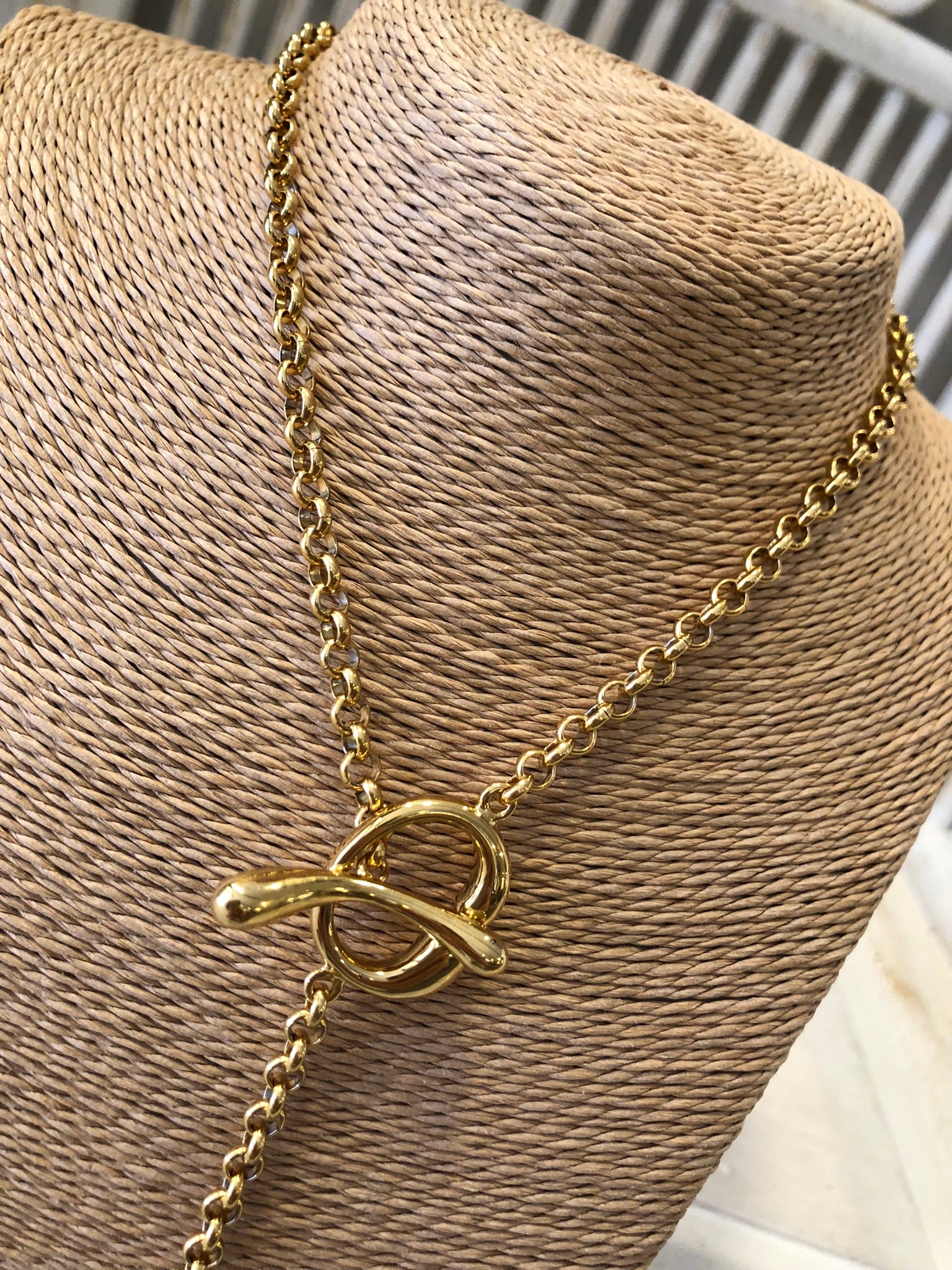 Collar dorado cruzado mediante cierre palanca DONDOLA