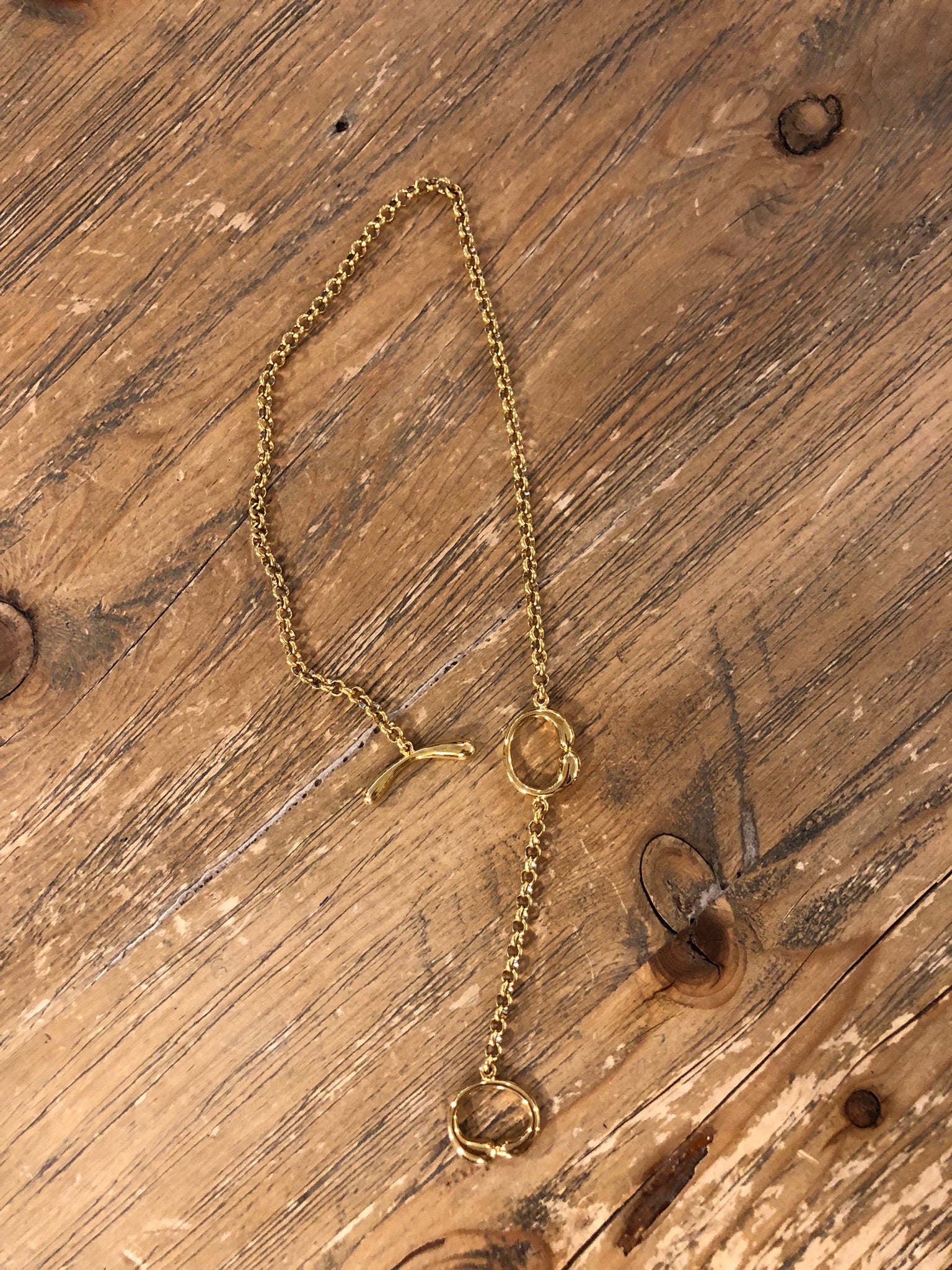 Collar dorado cruzado mediante cierre palanca DONDOLA