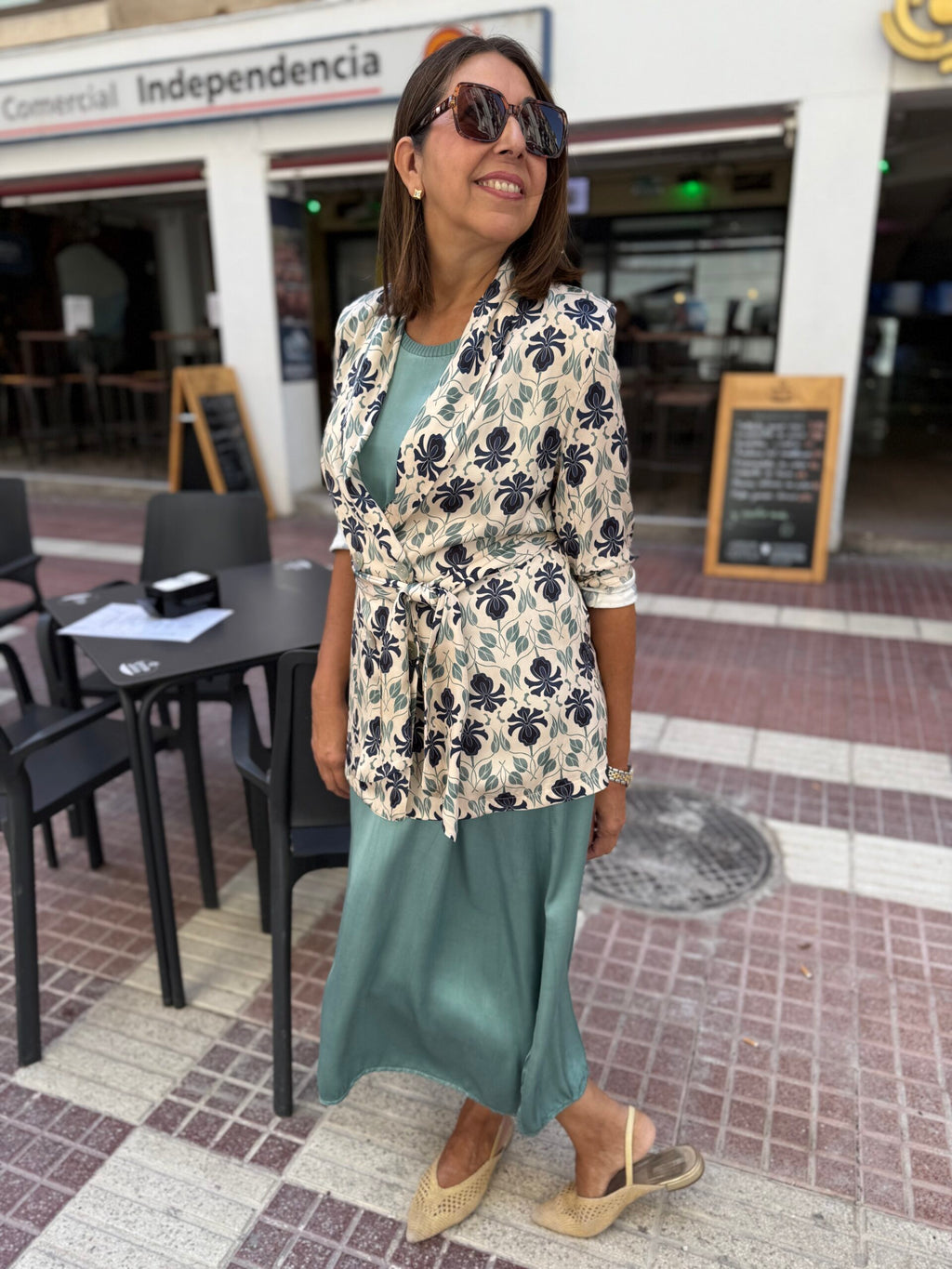 Blazer fluida satinada estampado floral doble botonadura DONDOLA