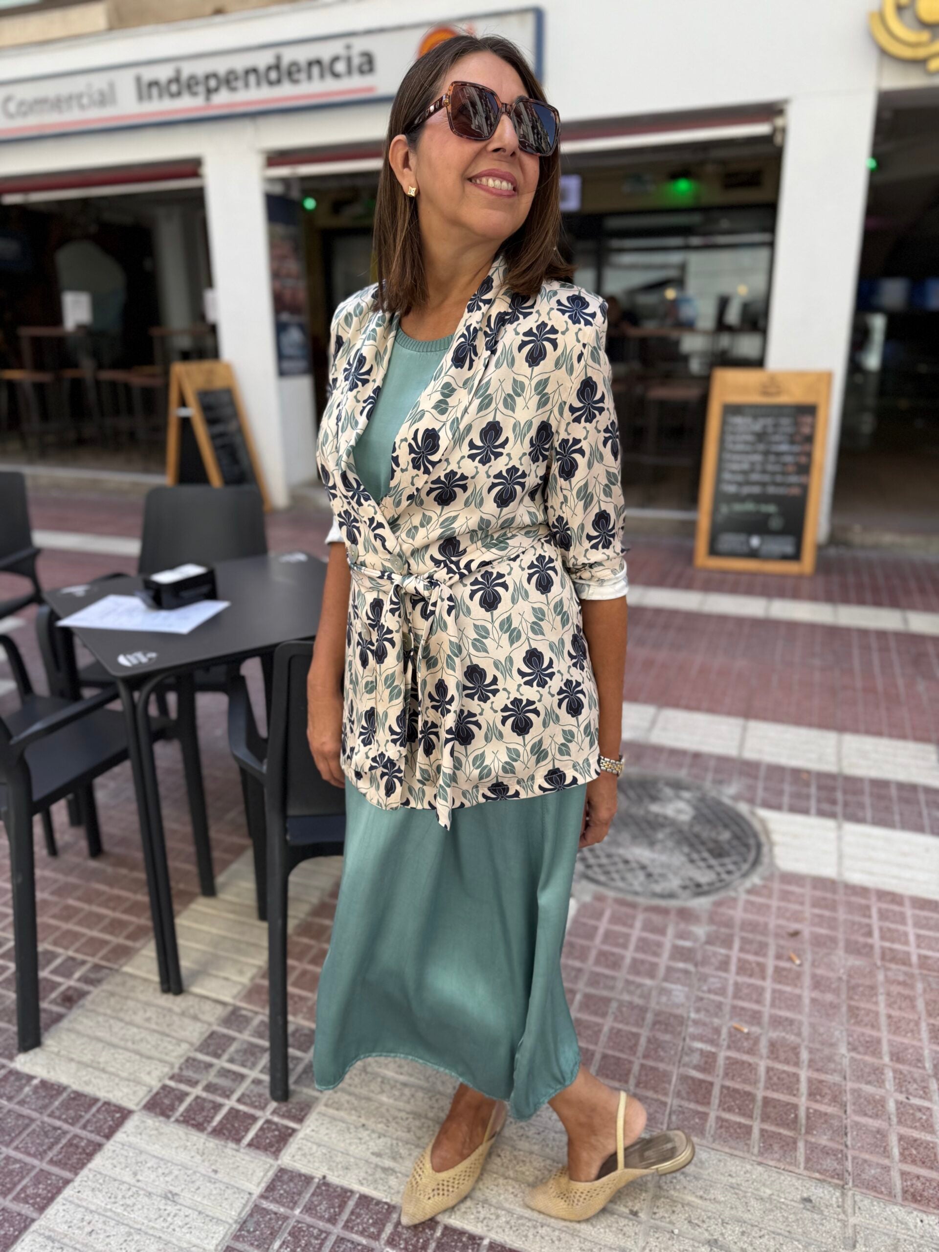 Blazer fluida satinada estampado floral doble botonadura DONDOLA