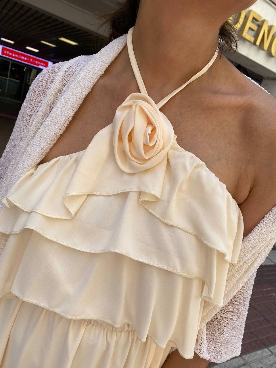 Vestido cuello halter flor y volantes DONDOLA