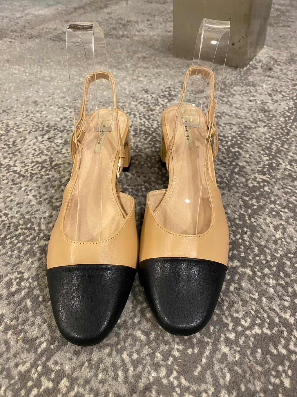 Zapato camel destalonado punta negra CORINA