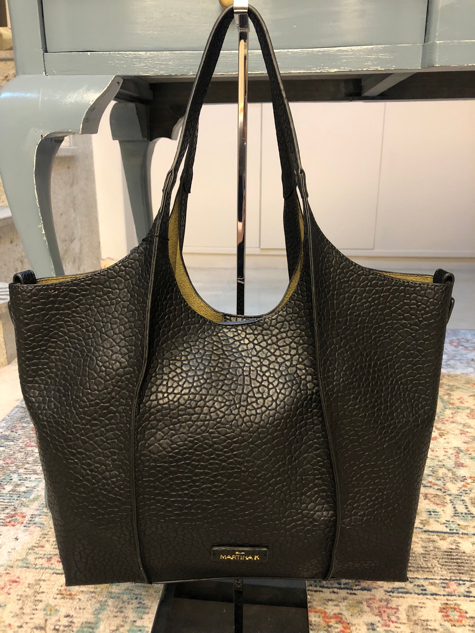 Bolso shopping negro ecopiel grabada “Martina K “