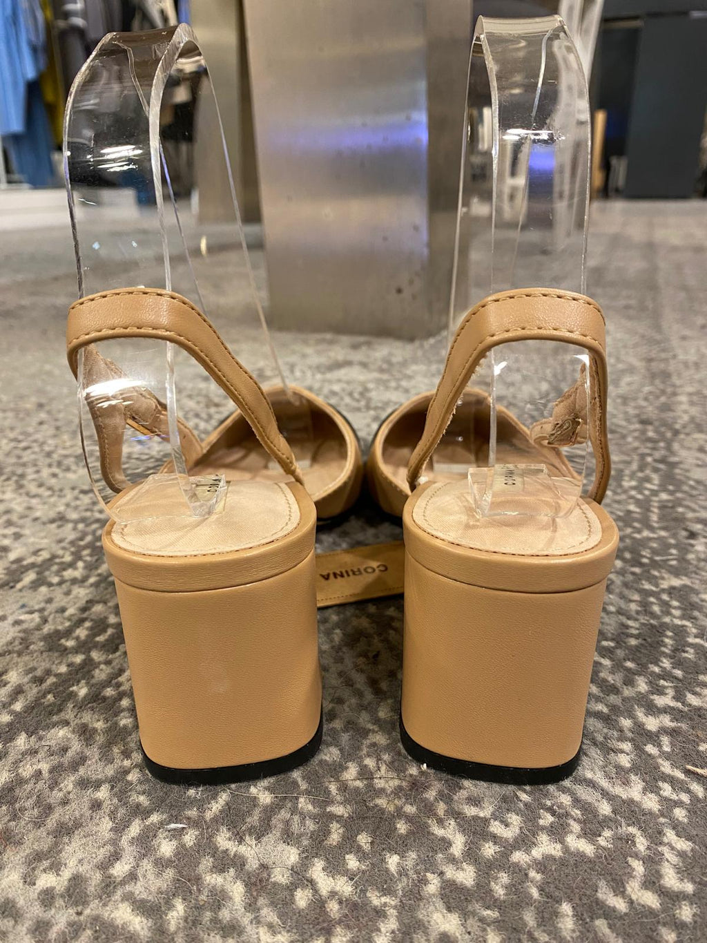 Zapato camel destalonado punta negra CORINA