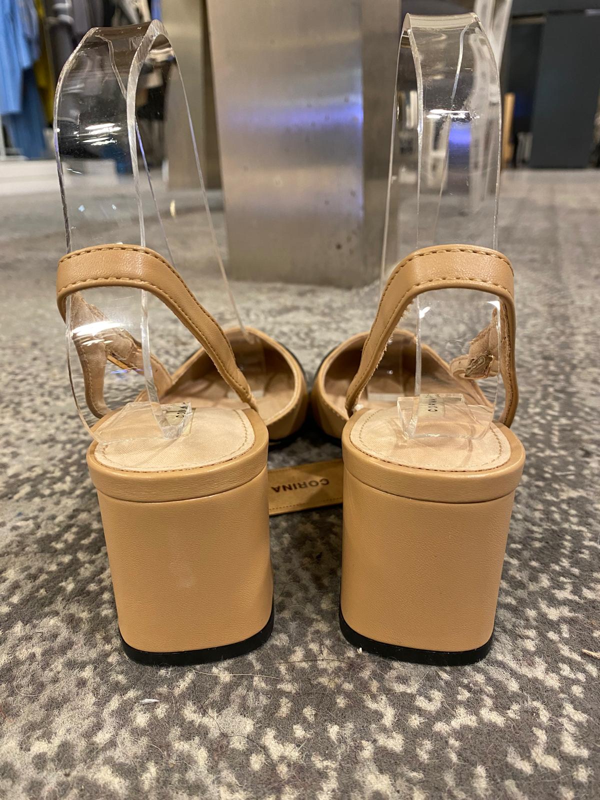 Zapato camel destalonado punta negra CORINA