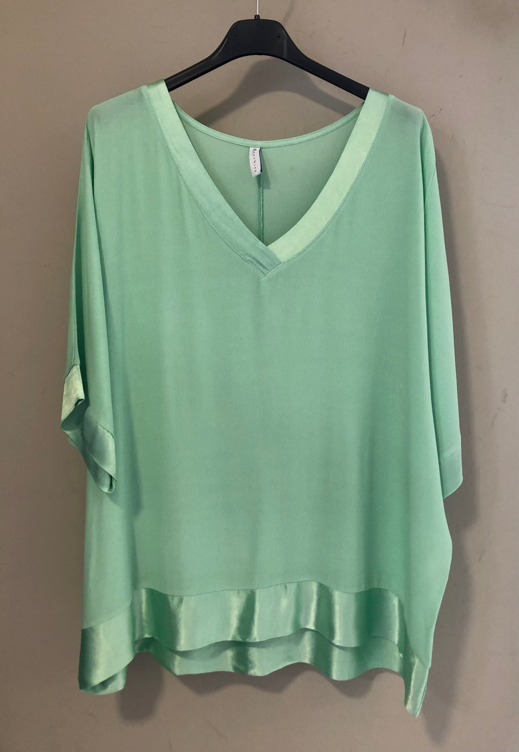 Blusa escote pico acabados satinados DONDOLA