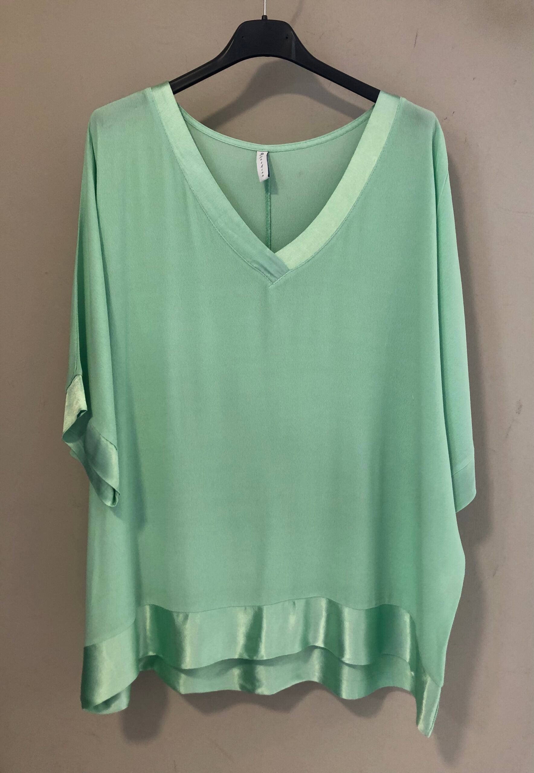 Blusa escote pico acabados satinados DONDOLA