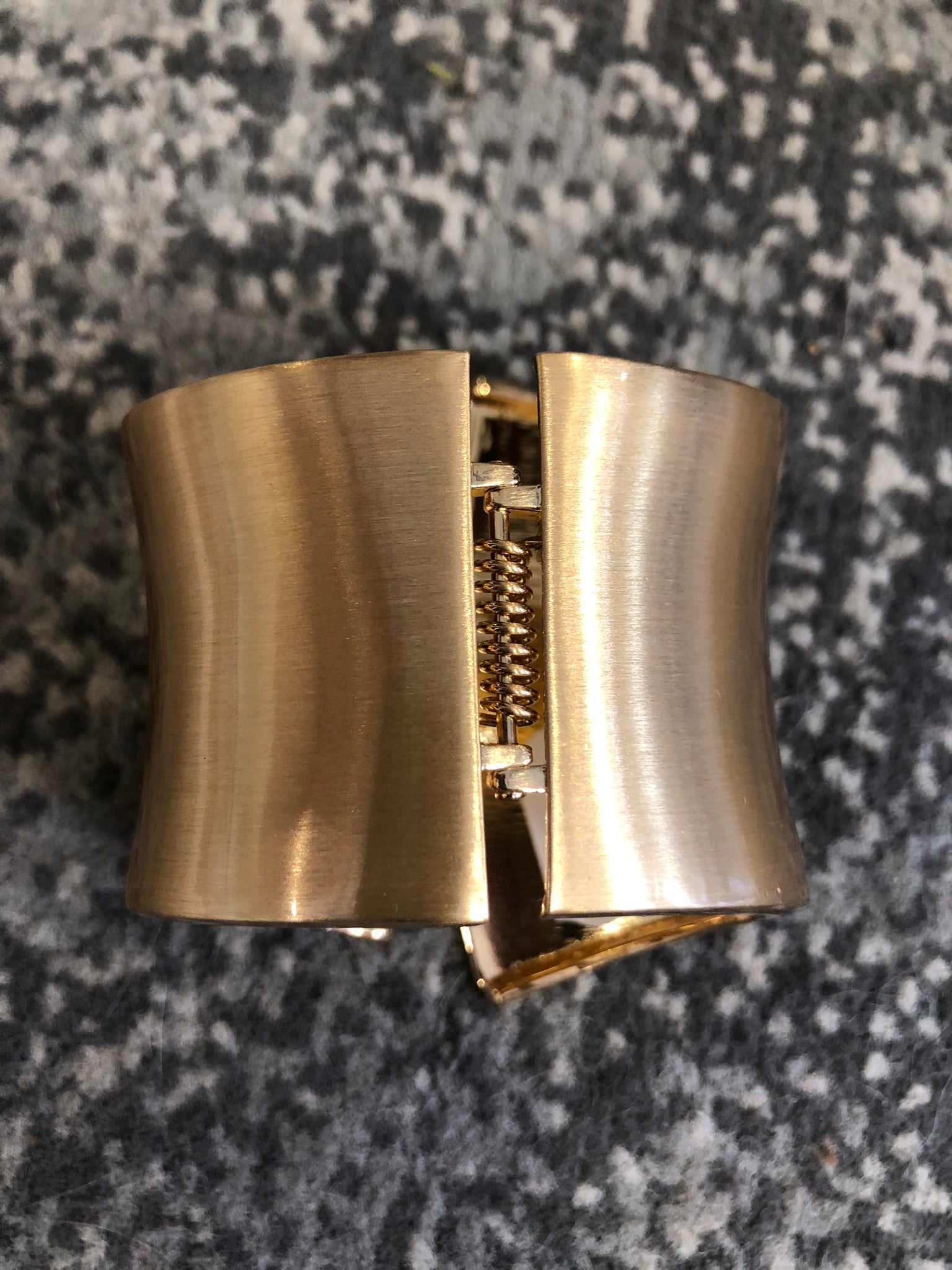 Brazalete rígido dorado mate DONDOLA